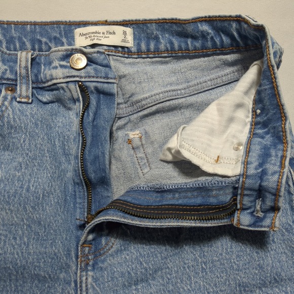 Abercrombie & Fitch The 90s Relaxed Jean High Rise Light Wash Blue Denim 26/2 - Picture 3 of 12